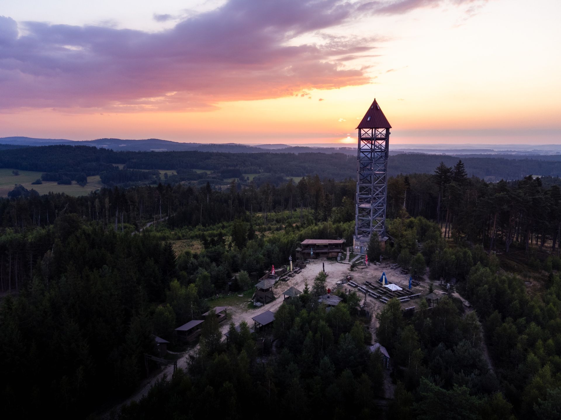 Rozhledna U Jakuba při západu slunce nad lesy České Kanady