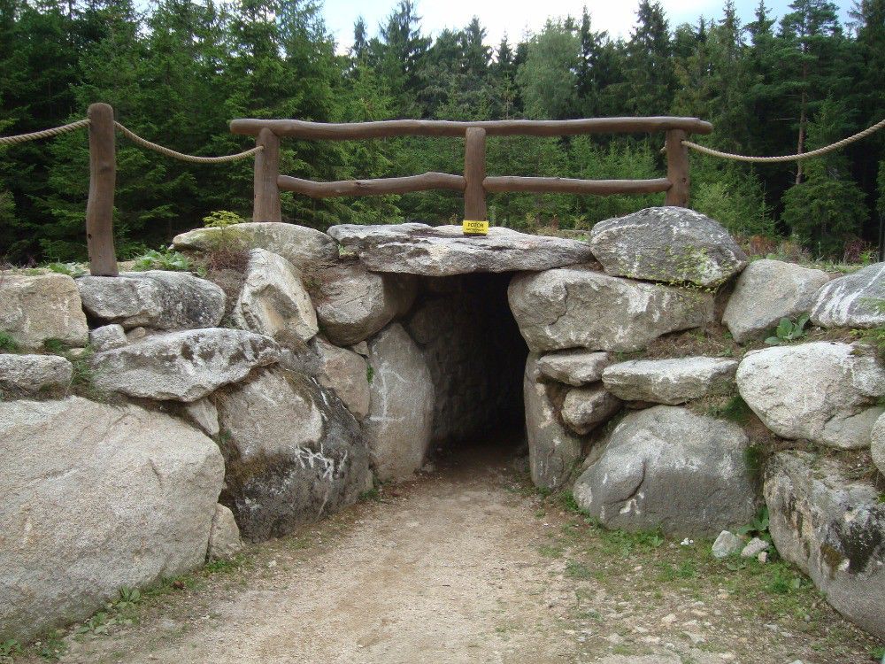 Kamenný vchod do podzemní chodby